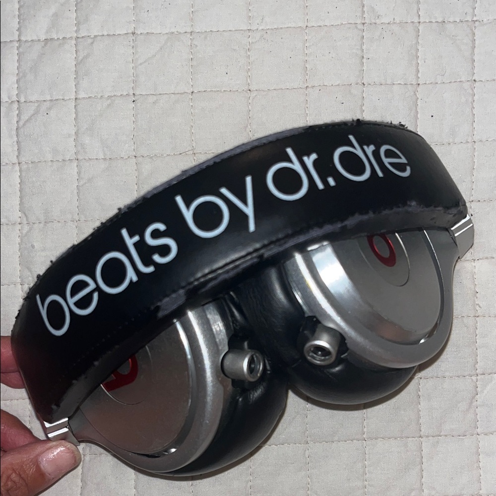 Beats by Dre Black and Silver Over-Ear Headphones - Picture 7 of 7